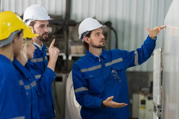 conducteurs d'engins et les techniciens en automatisme